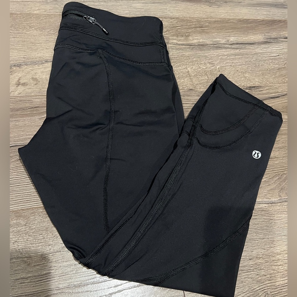 Lululemon women’s cropped leggings. Black. Size 4.